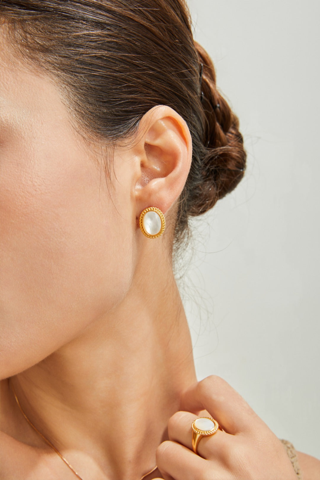 Oval White Shell Stud Earrings-4